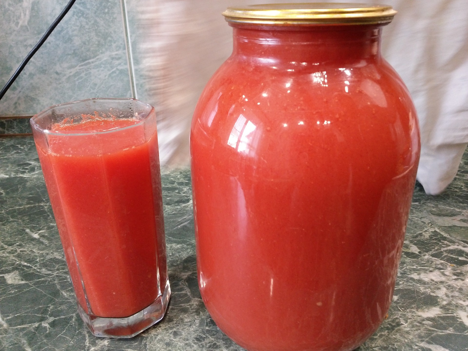 Фото к рецепту: Натуральный томатный сок