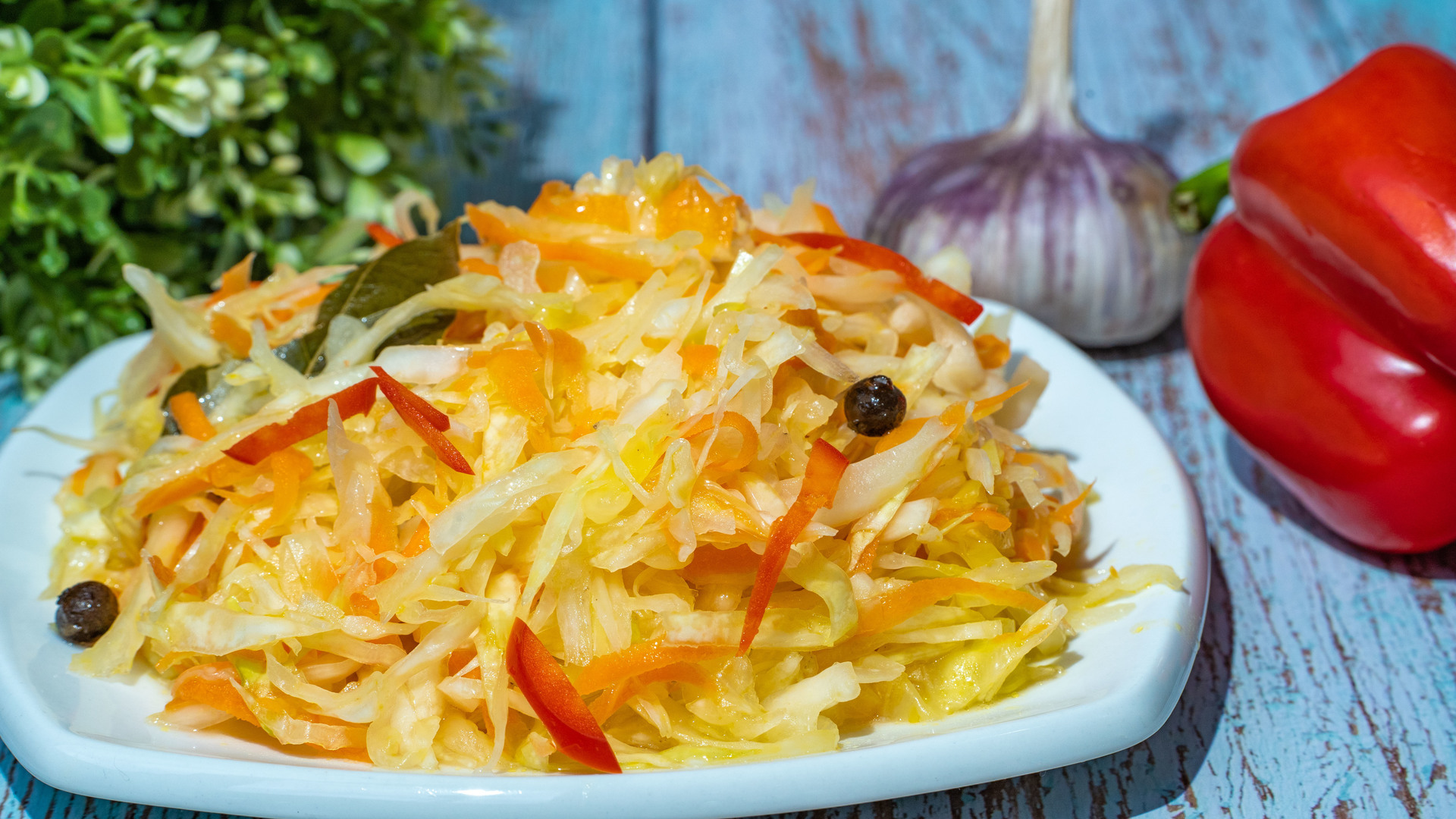 Фото к рецепту: Салат из маринованной белокочанной капусты с морковью