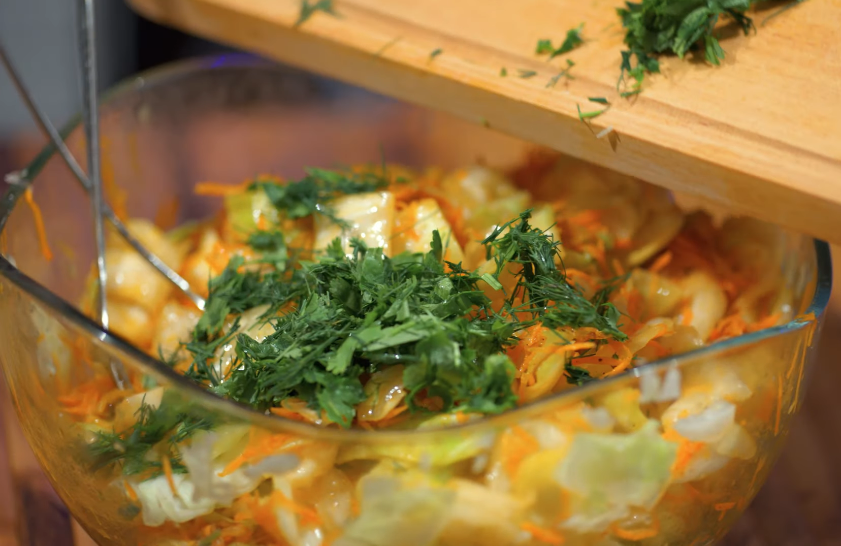 Быстрый салат из капусты с морковью по-корейски: шаг 7