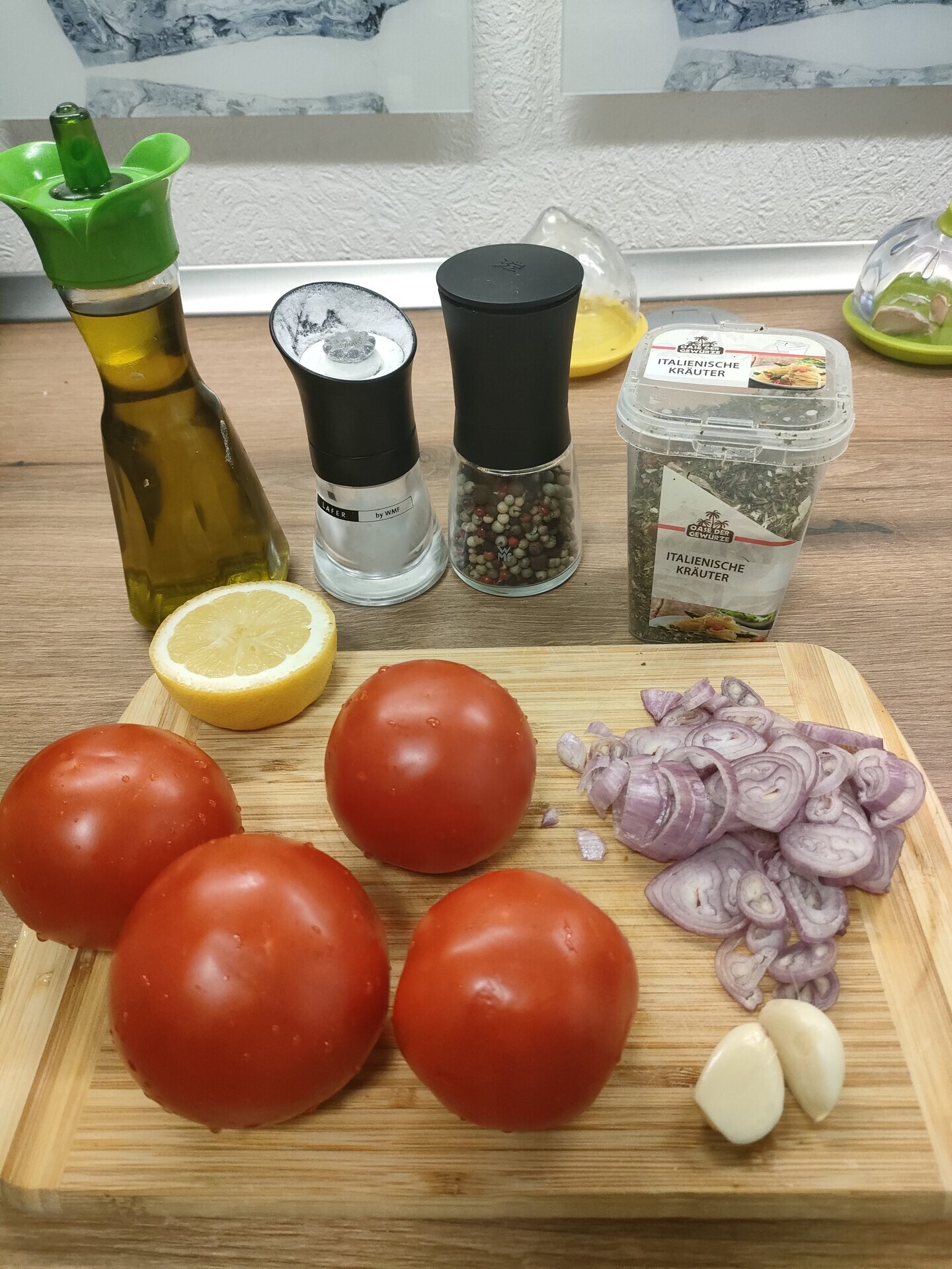 Салат из помидоров к шашлыку “средиземноморский”: шаг 1