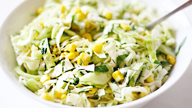 Фото к рецепту: Витаминный салат из молодой капусты, огурцов и кукурузы