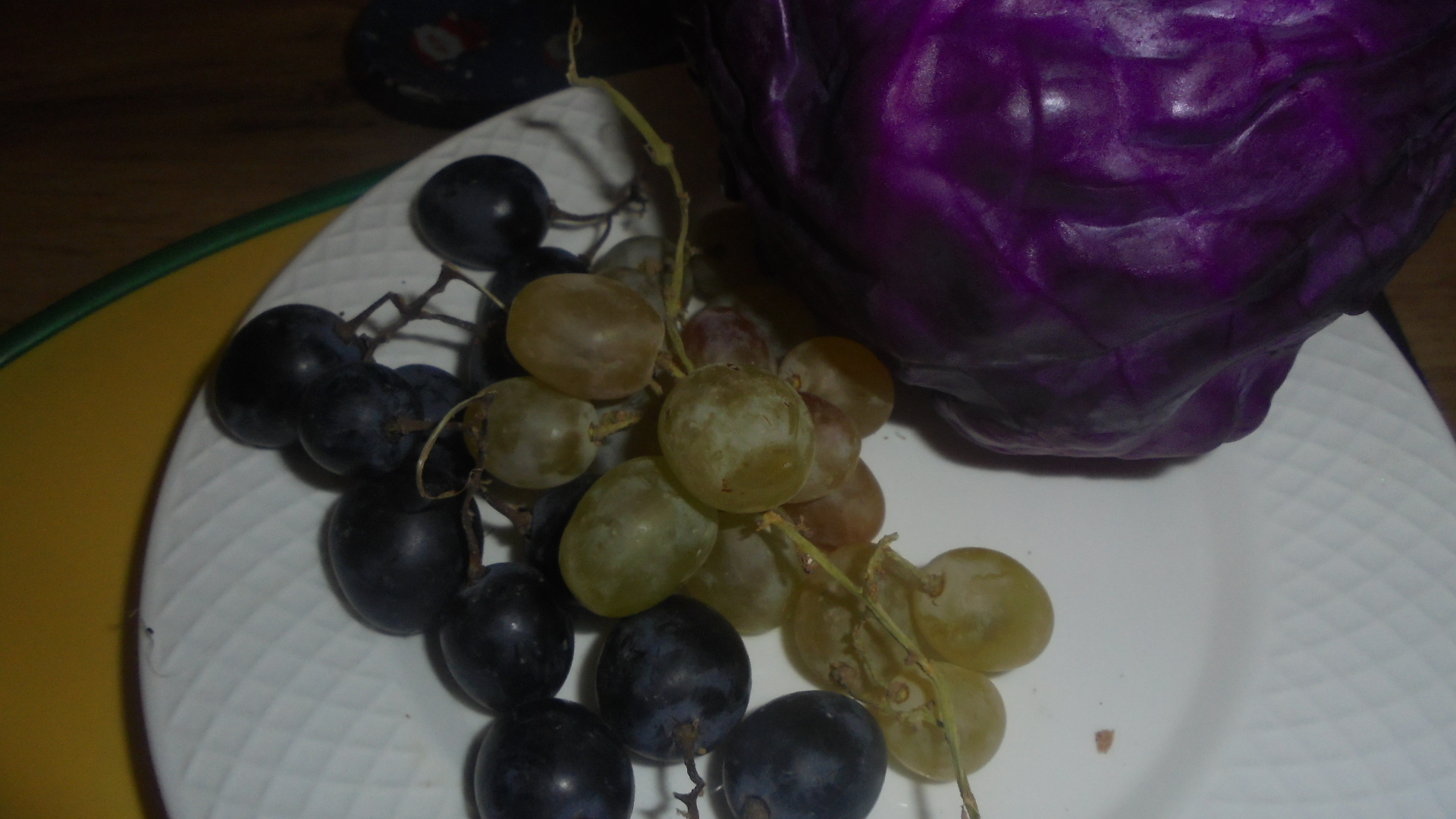 Салат из красной капусты с виноградом и дуккой: шаг 1
