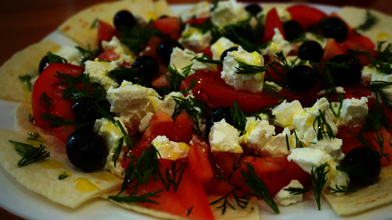 Фото к рецепту: Бомбезный салат "греческие острова"