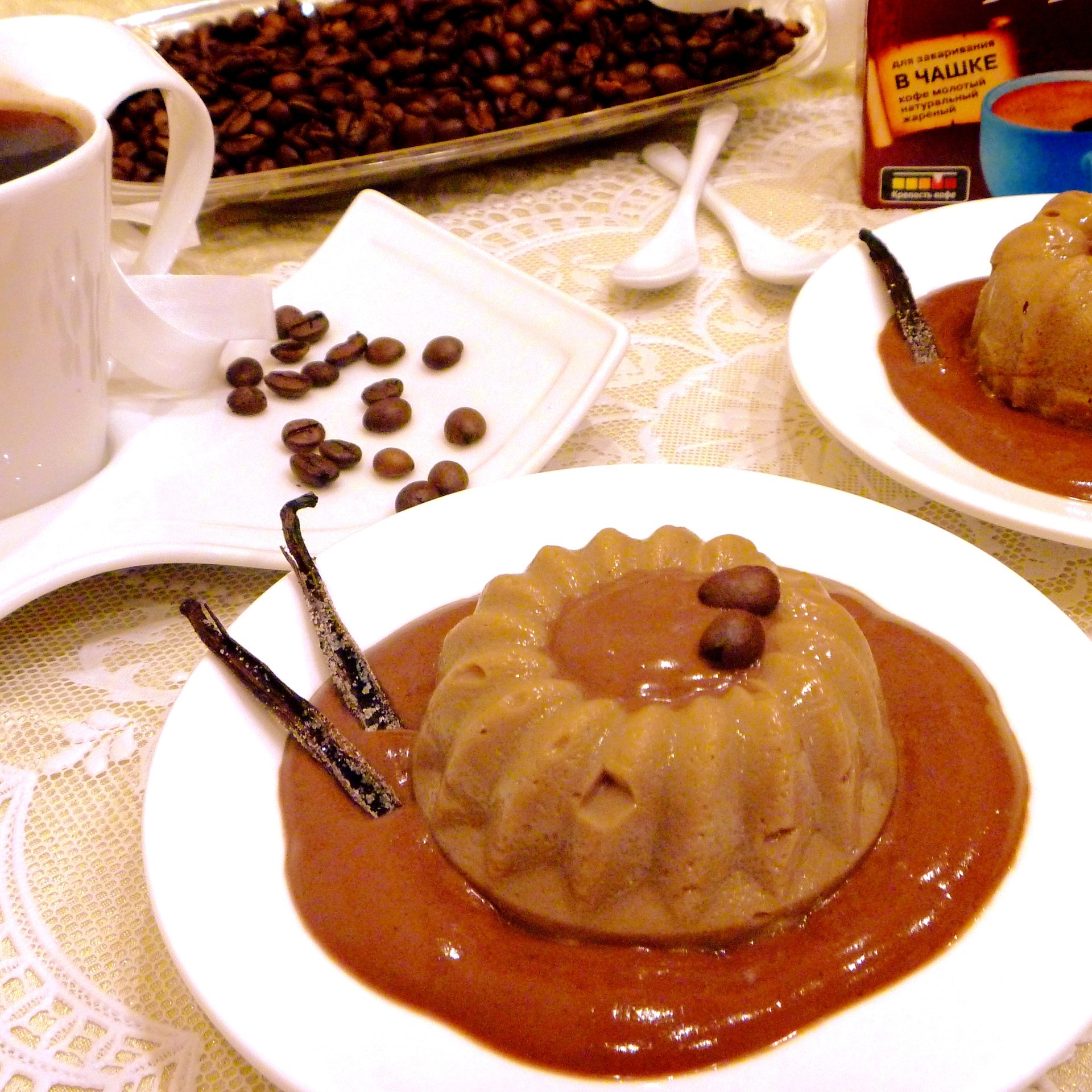 Фото к рецепту: Кофейно-ванильный пудинг с кофейно-ромовым соусом
