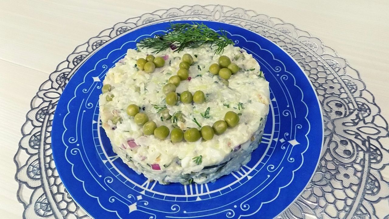 Фото к рецепту: Рыбный салат из отварной рыбы с рисом и яйцом