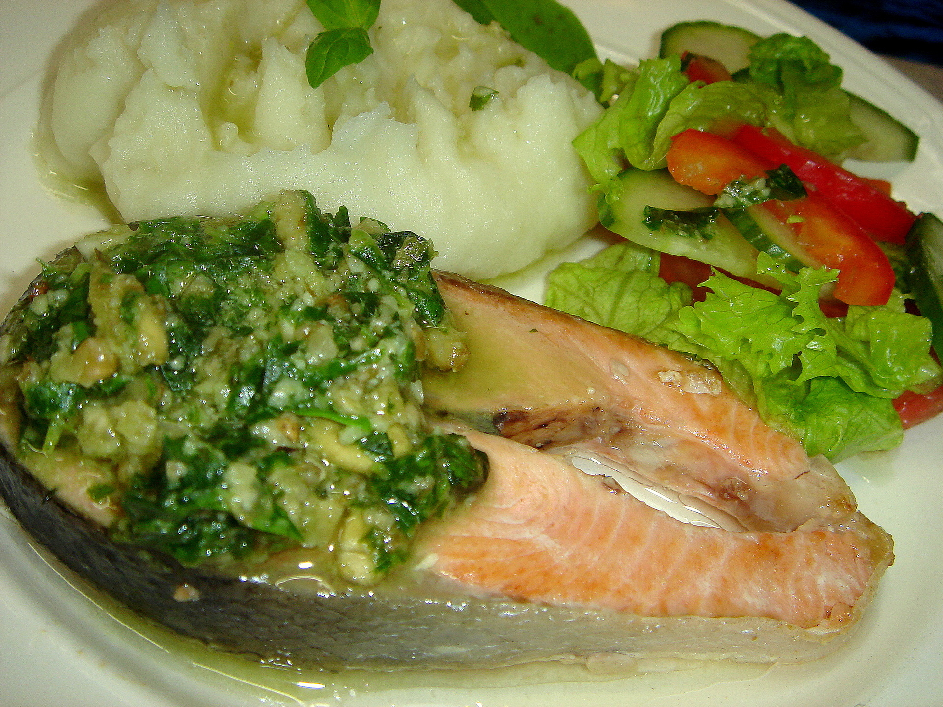 Фото к рецепту: Рыба салмон в базиликовом соусе