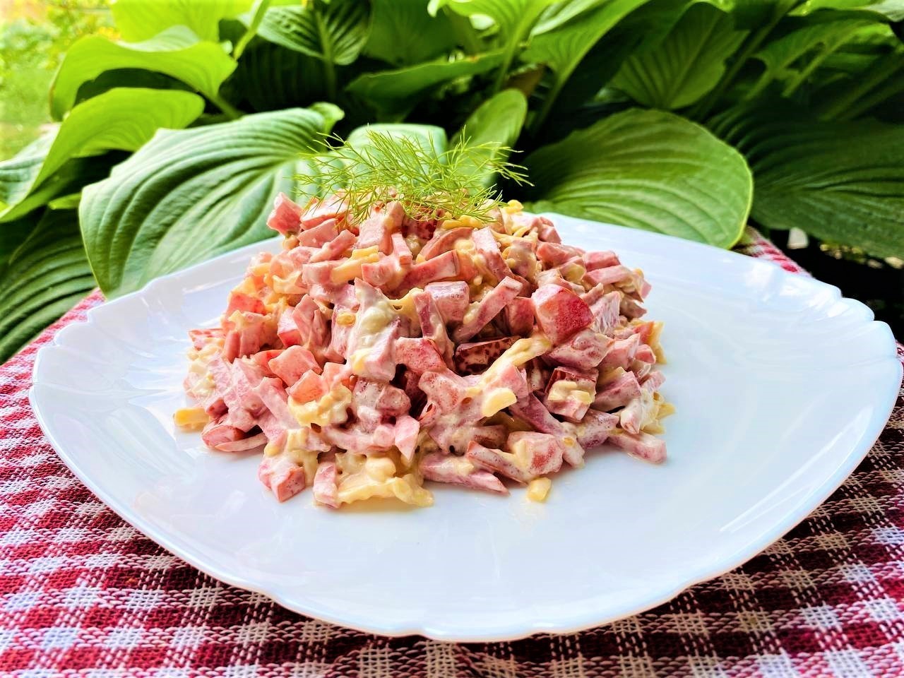 Фото к рецепту: Салат с копченой колбасой, помидорами и сыром