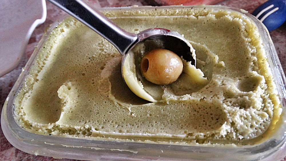 Мороженое с чаем матча и зелёными оливками.: шаг 6