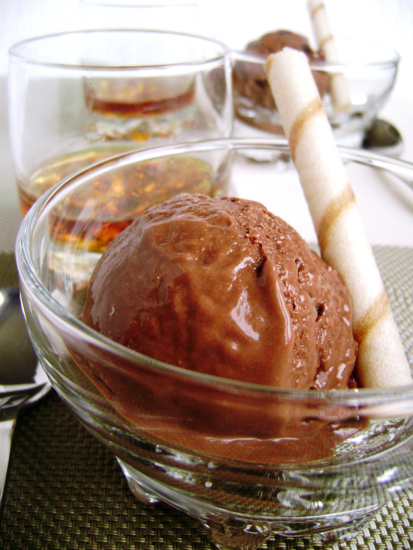 Фото к рецепту: Шоколадное мороженое «восторг и упоение» для взрослых
