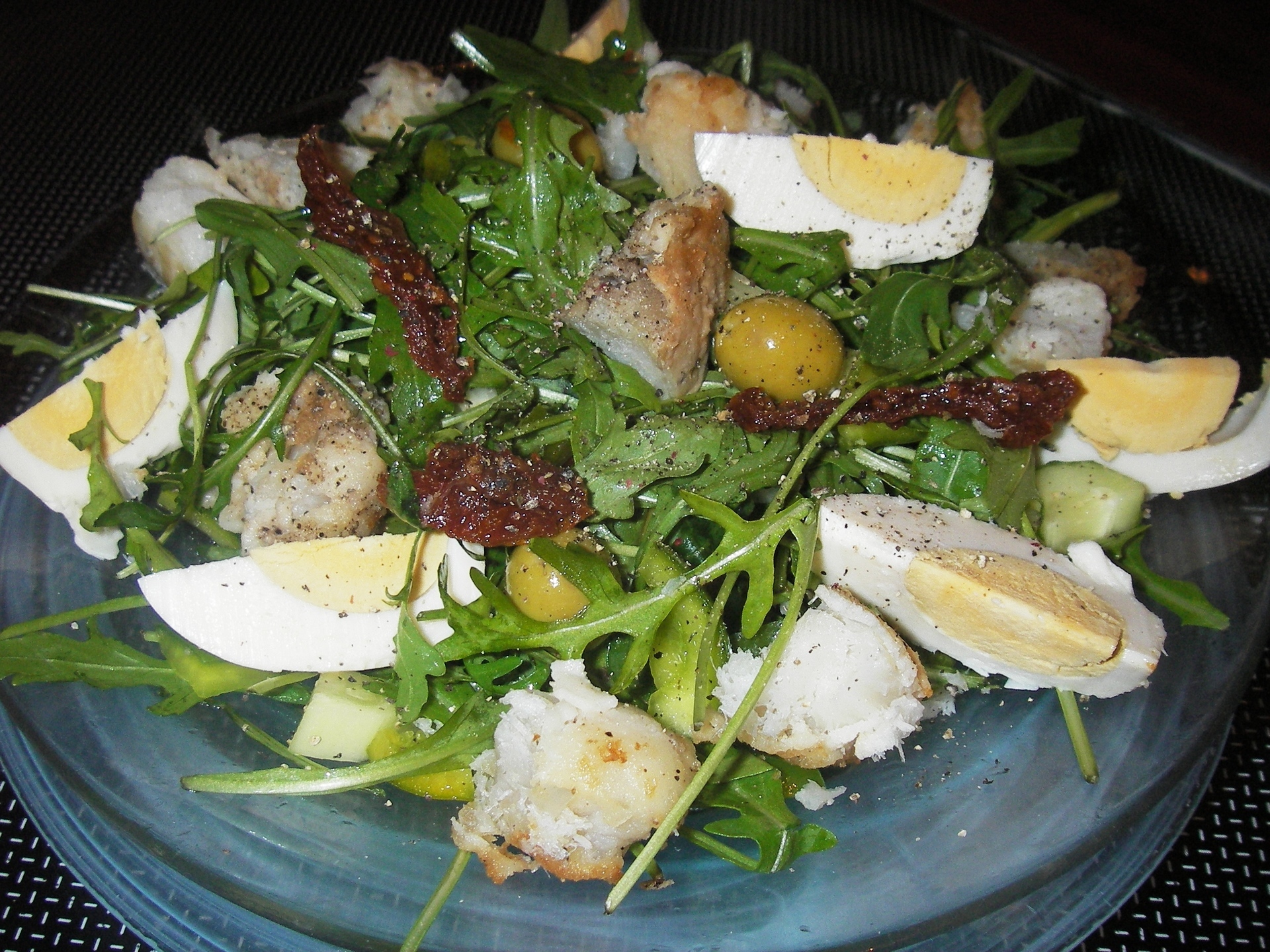 Фото к рецепту: Салат с жареным окунем и вялеными помидорами