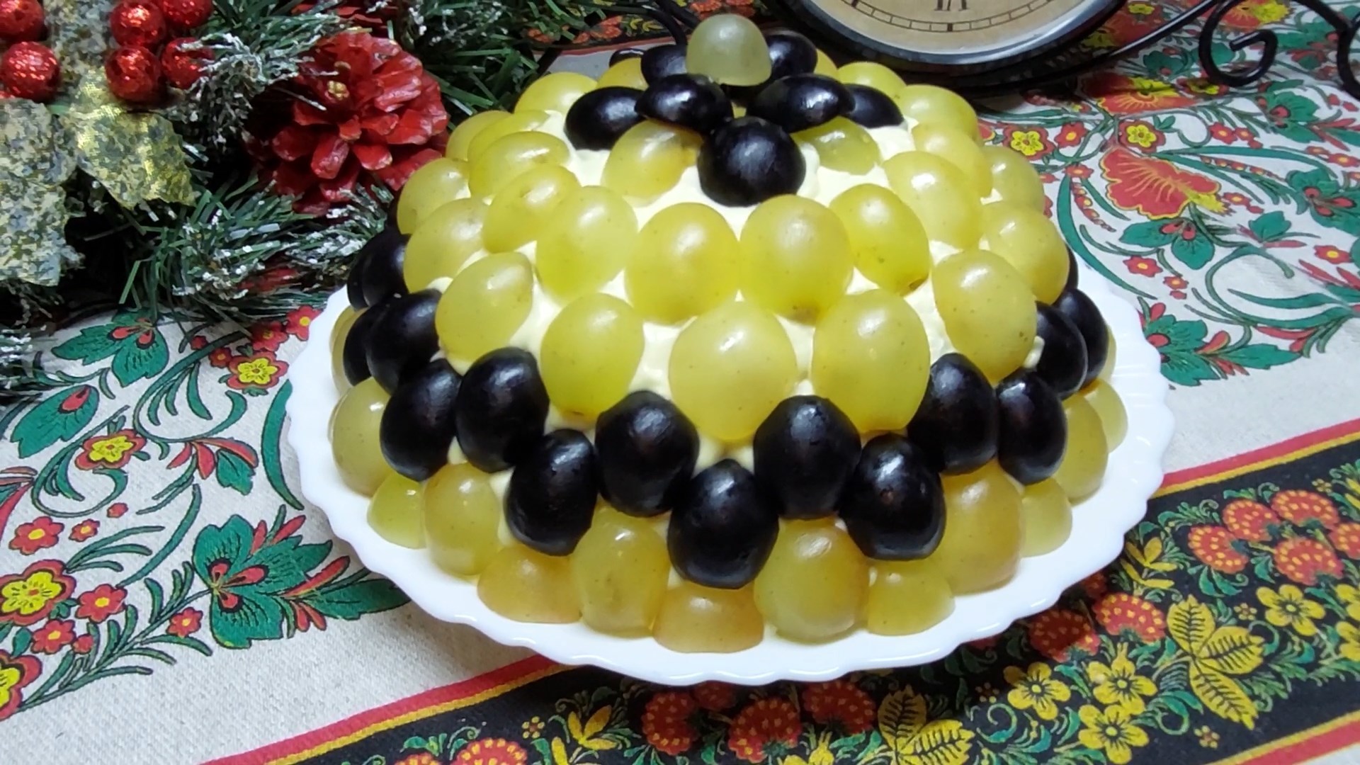 Фото к рецепту: Праздничный салат тиффани с курицей и виноградом