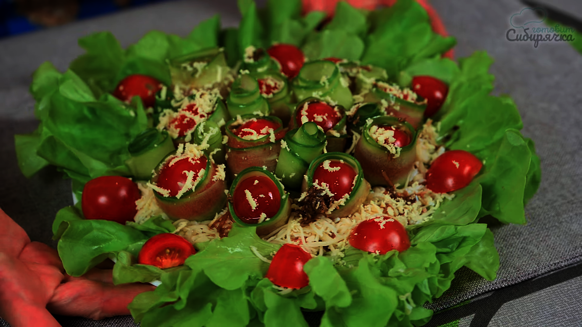Салат с тунцом и свежими овощами в листьях салата: шаг 8