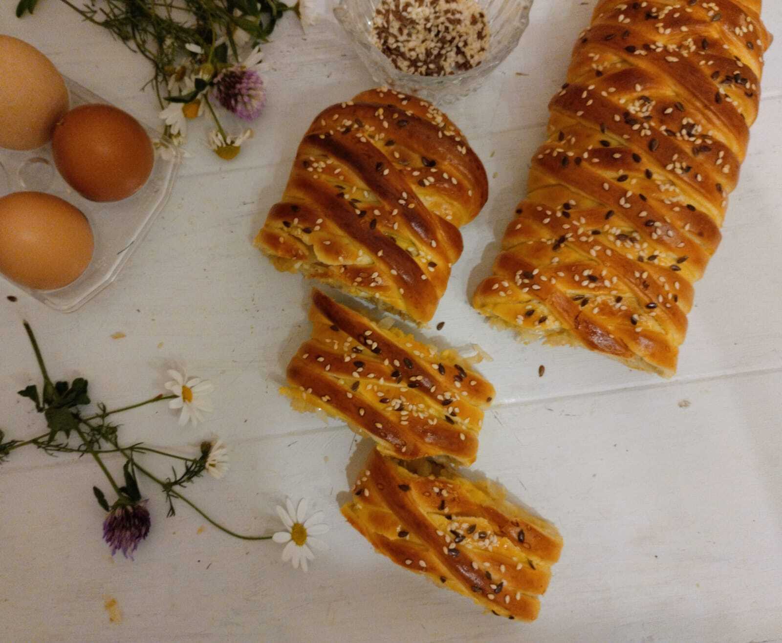 Фото к рецепту: Пирог-плетёнка с капустой и яйцом