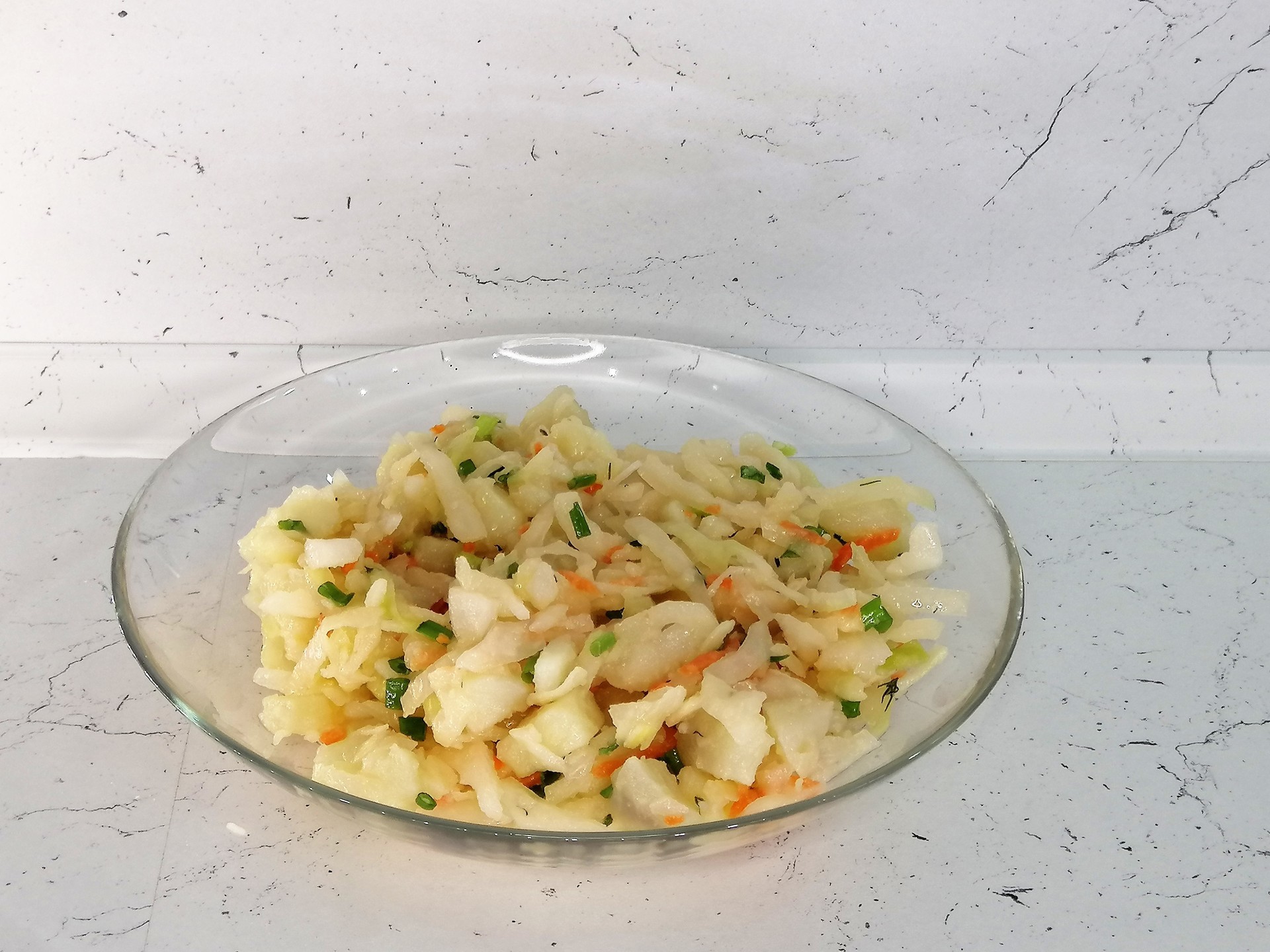 Фото к рецепту: Картофельный салат с квашеной капустой 