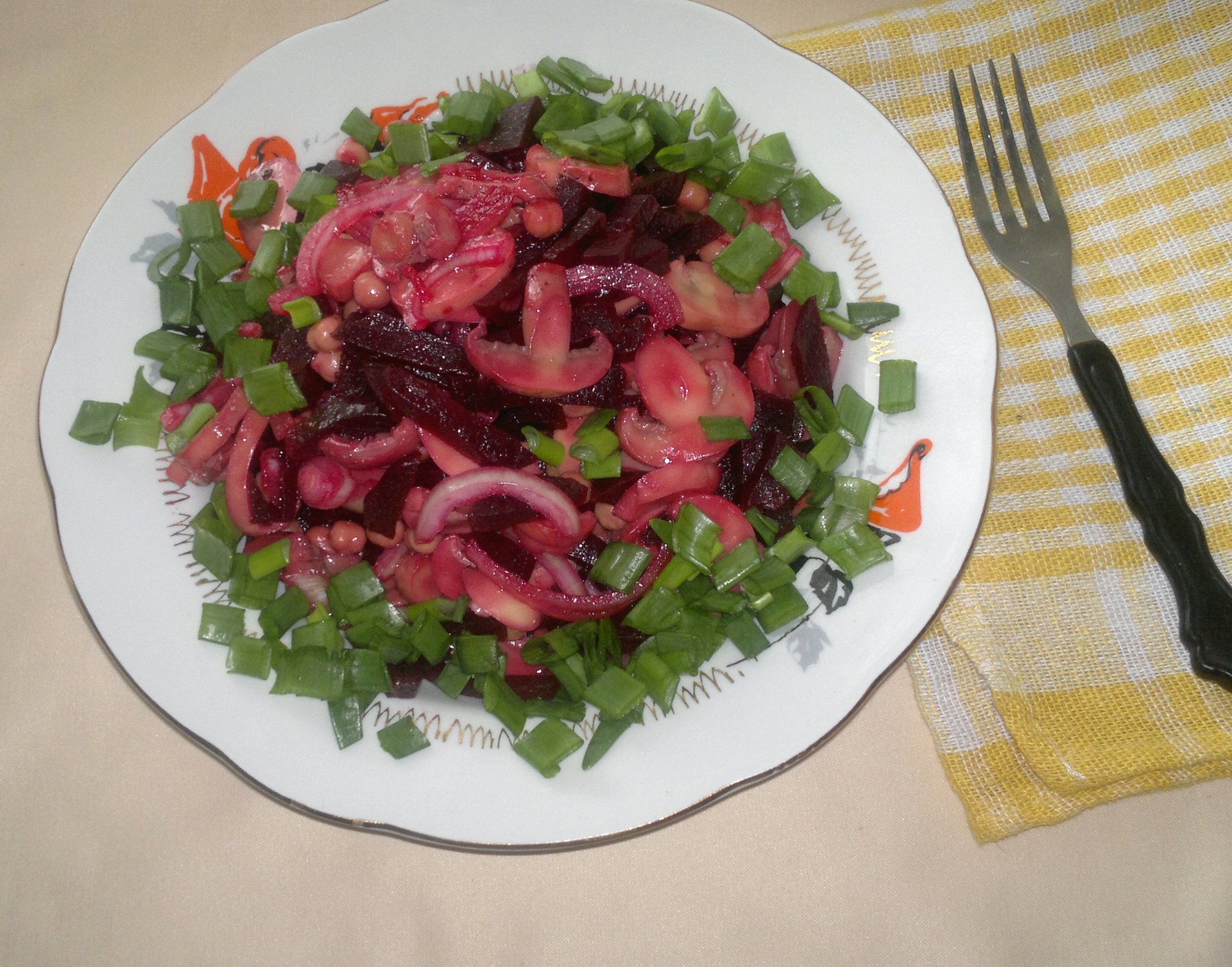 Фото к рецепту: Салат со свеклой, нутом и солеными шампиньонами #постныйстол