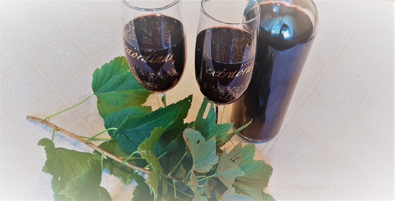 Фото к рецепту: Вино из чёрной смородины
