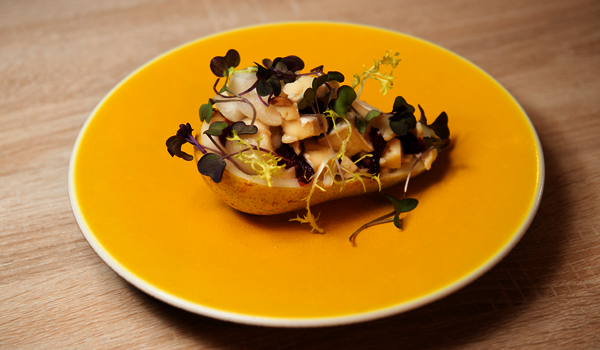Фото к рецепту: Салат с сыром бри, грушами и сушёной клюквой