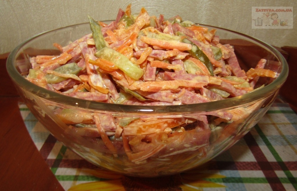 Фото к рецепту: Салат с копченой колбасой и морковью по-корейски