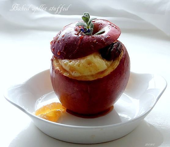 Фото к рецепту: Печёные яблоки с кремом из маскарпоне