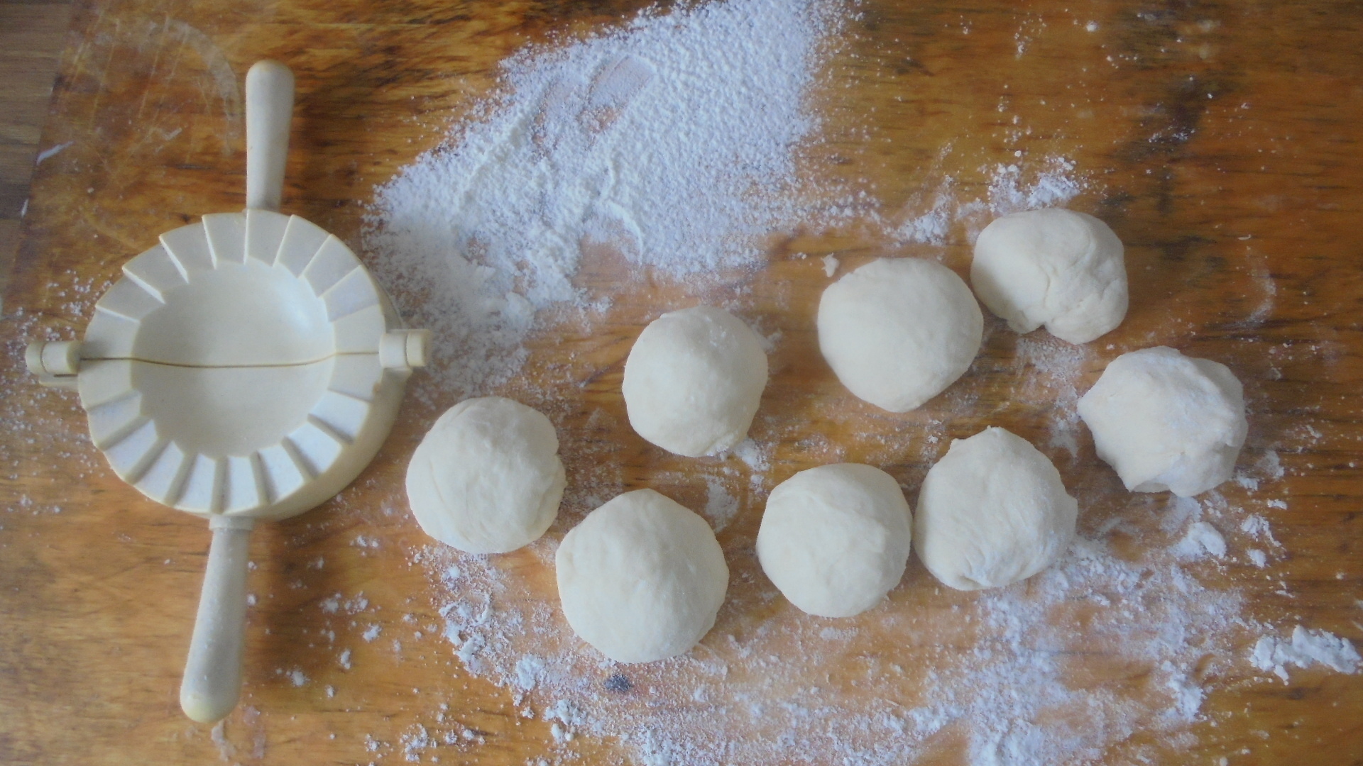 Пирожки с яйцами и зеленым луком на бездрожжевом тесте: шаг 6