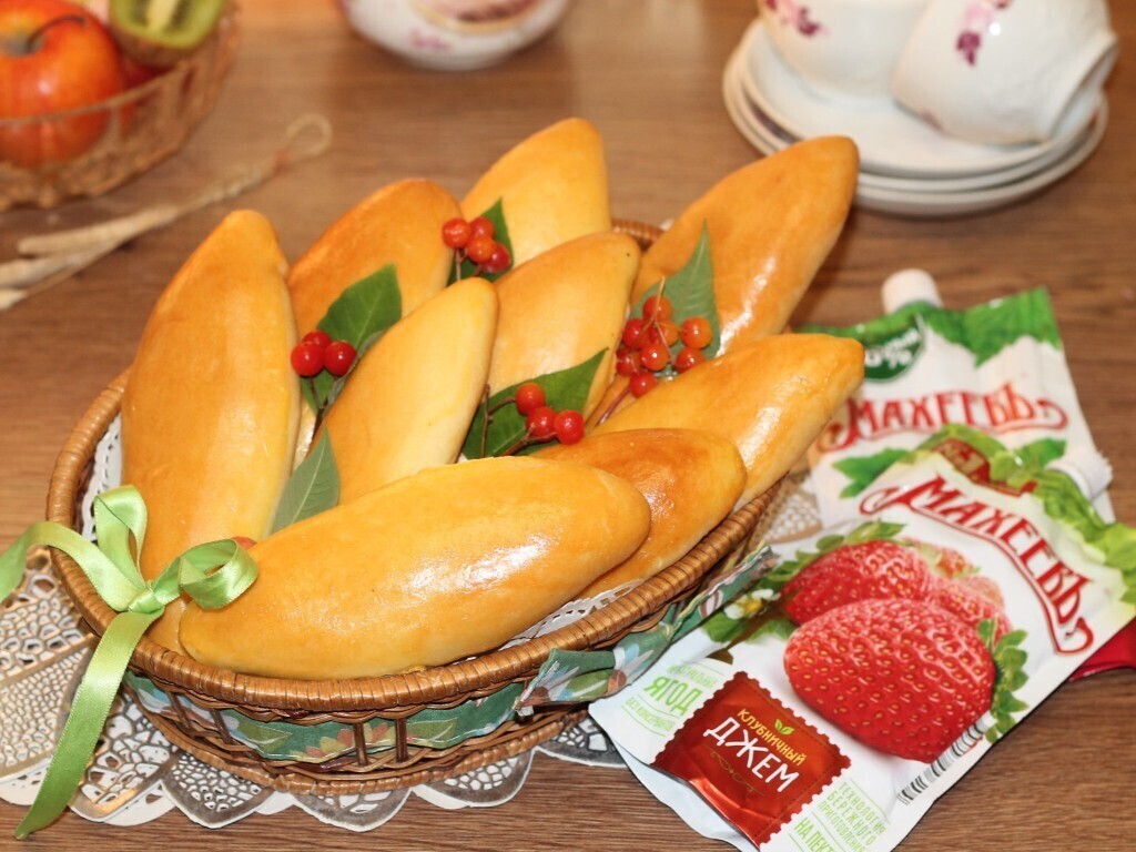 Фото к рецепту: Сладкие пироги с яблоками и джемом #махеевъ 