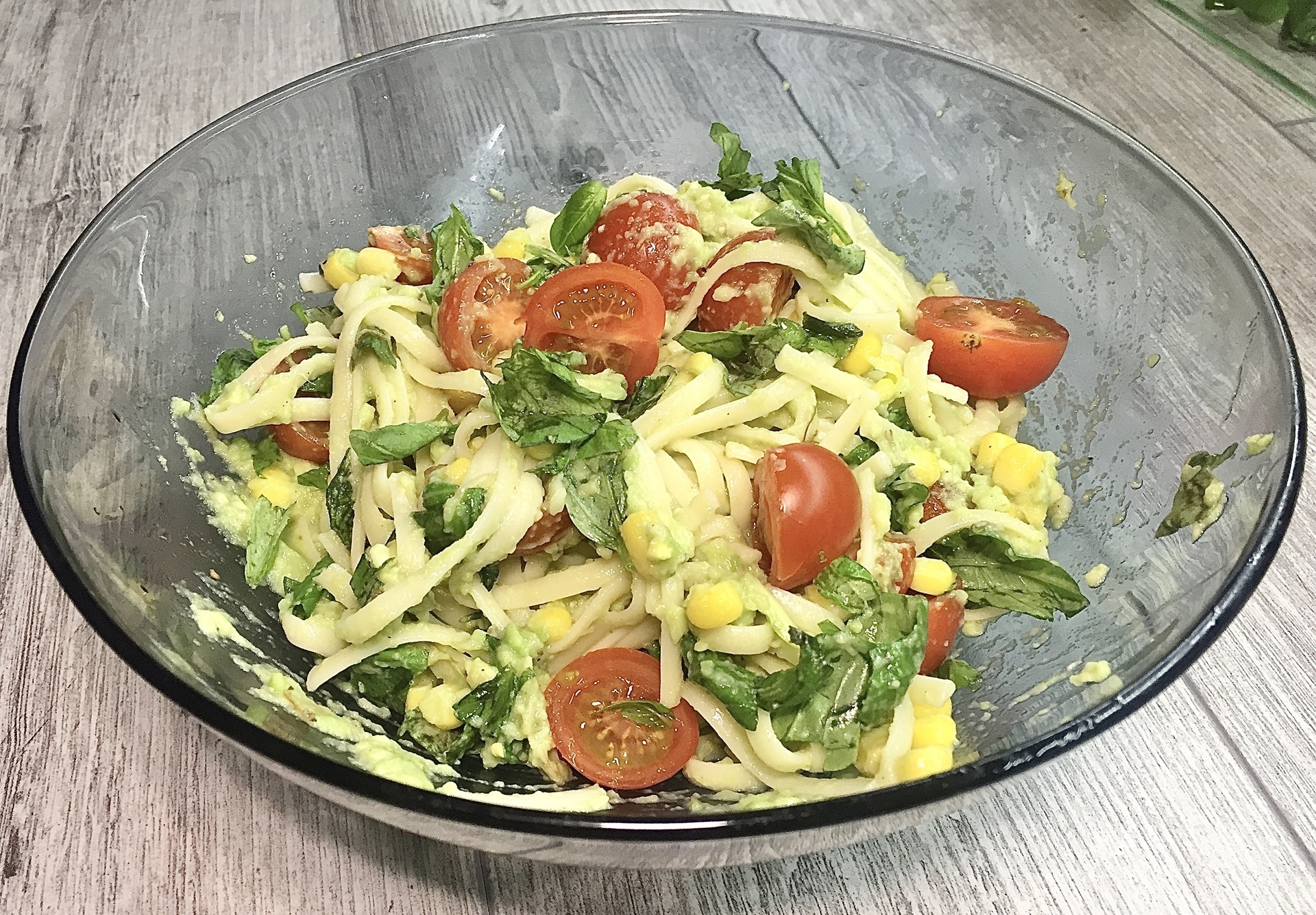 Фото к рецепту: Салат из макарон с авокадо