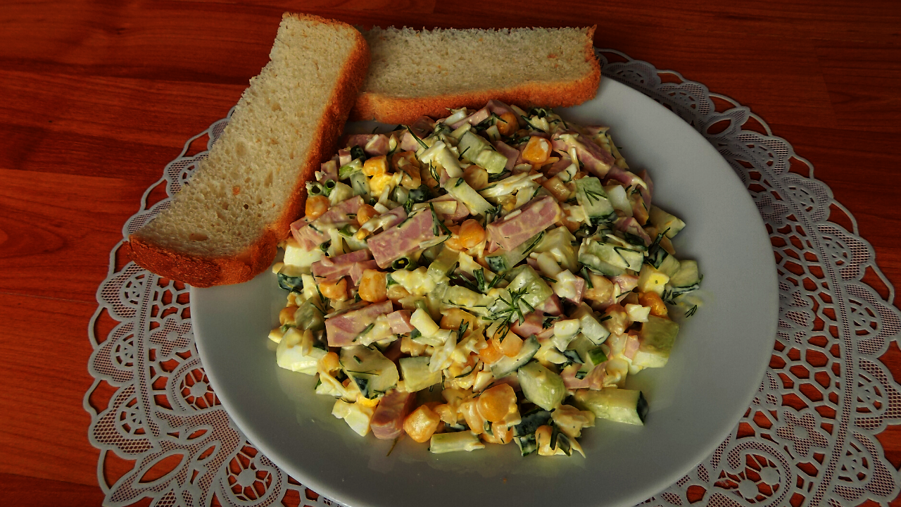 Фото к рецепту: Салат из колбасы с куриными яйцами и огурцами