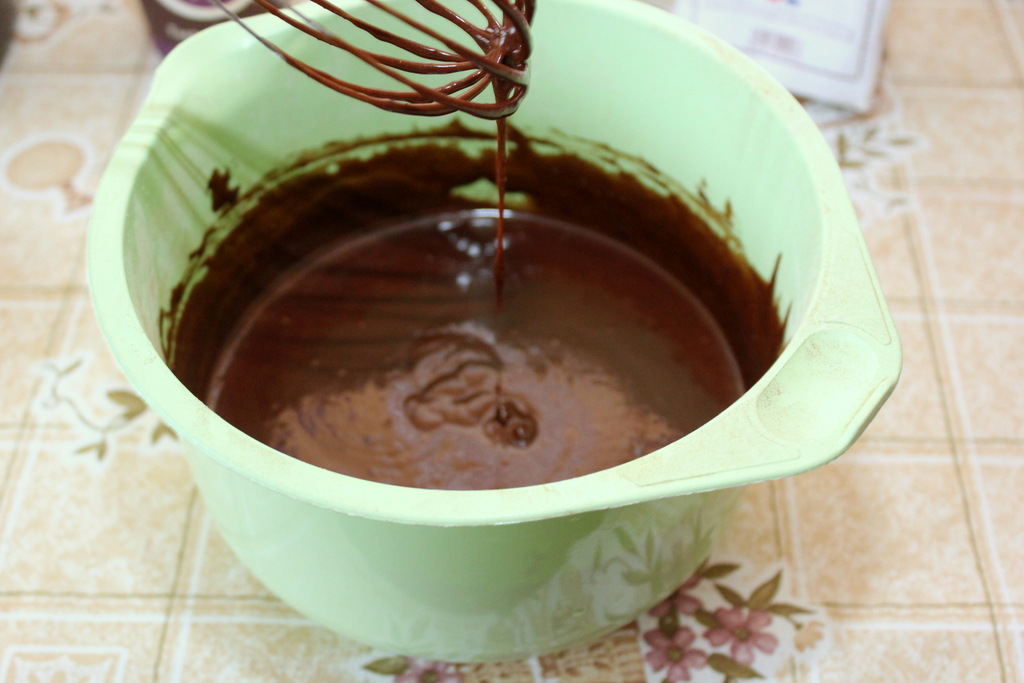 Шоколадный торт с творожно-смородиновым кремом : шаг 5