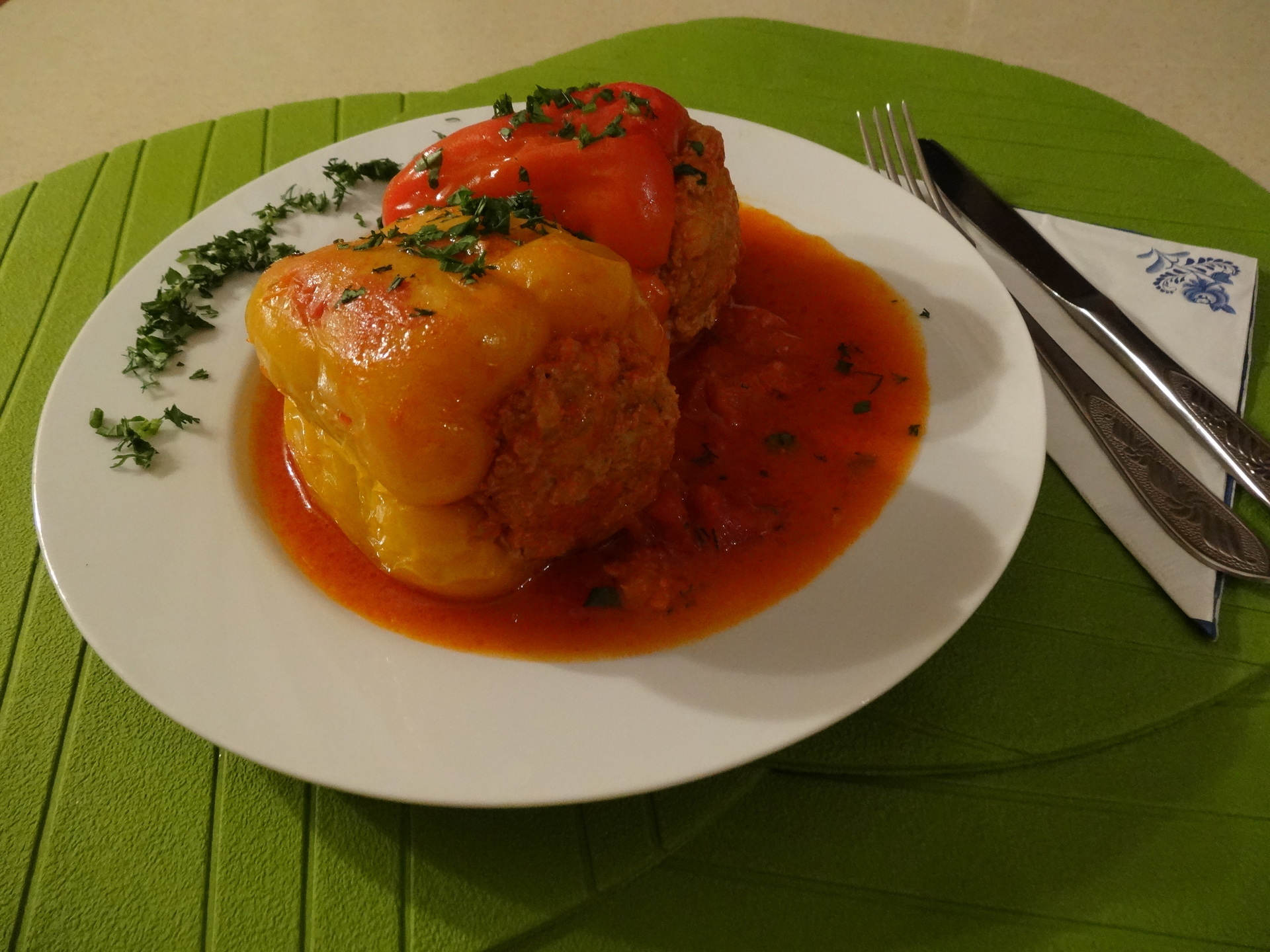 Фото к рецепту: Перец фаршированный в томатном соусе