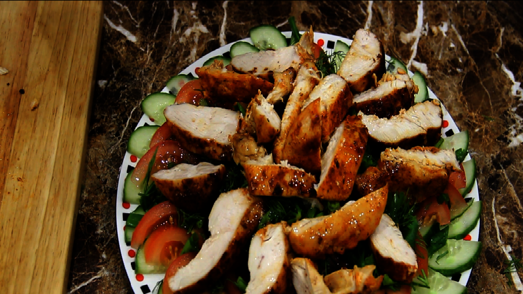 Фото к рецепту: Салат с куриной грудкой и овощами