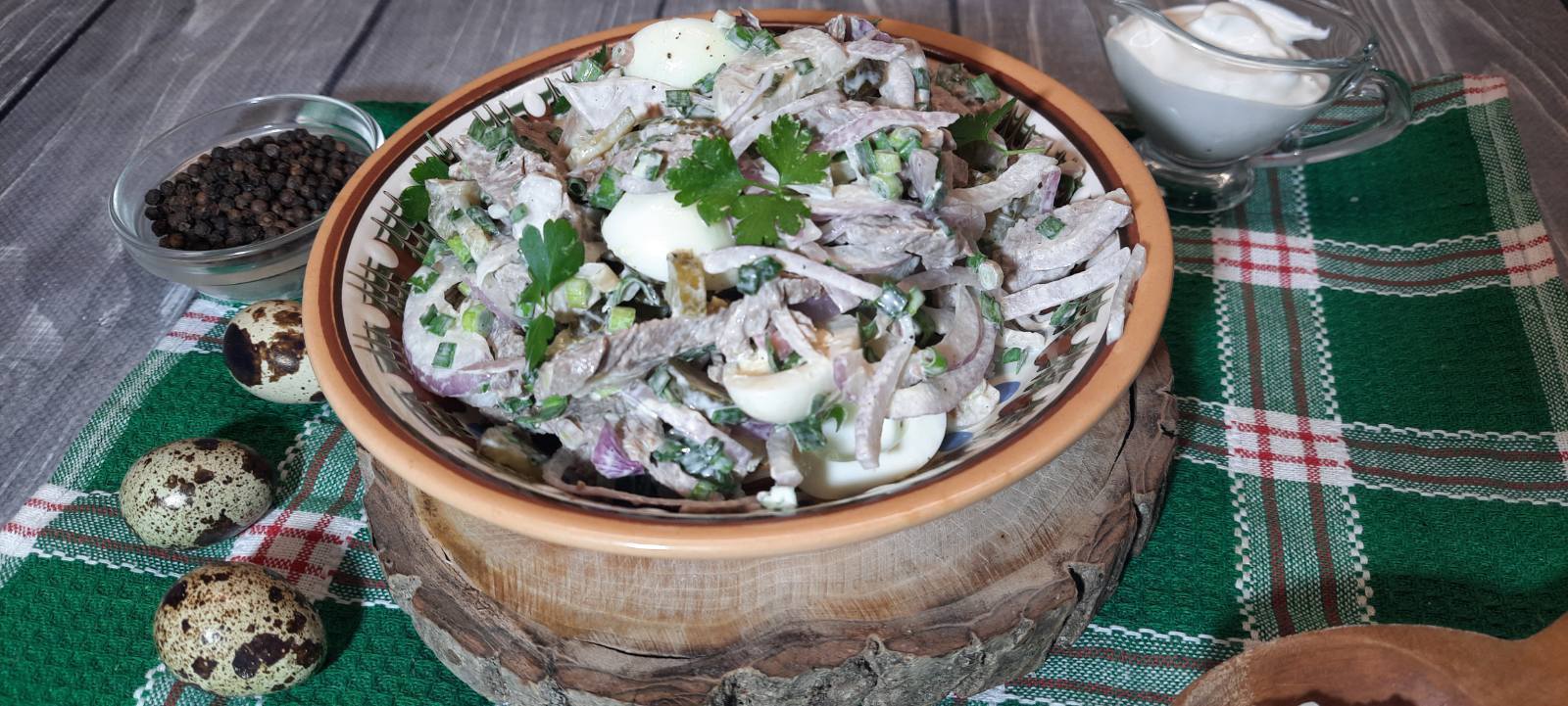 Фото к рецепту: Салат из говядины и перепелиных яиц к праздничному столу 