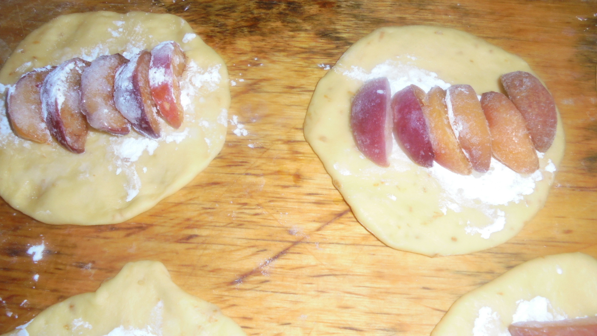 Пирожки с абрикосами и смородиной под нежной заливкой: шаг 7