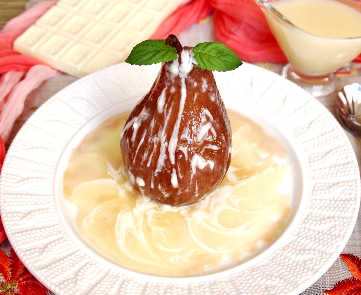Фото к рецепту: Кофейные груши с белым шоколадным соусом