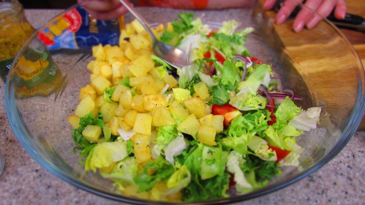 Фото к рецепту: Салат с сердцем и жареным картофелем