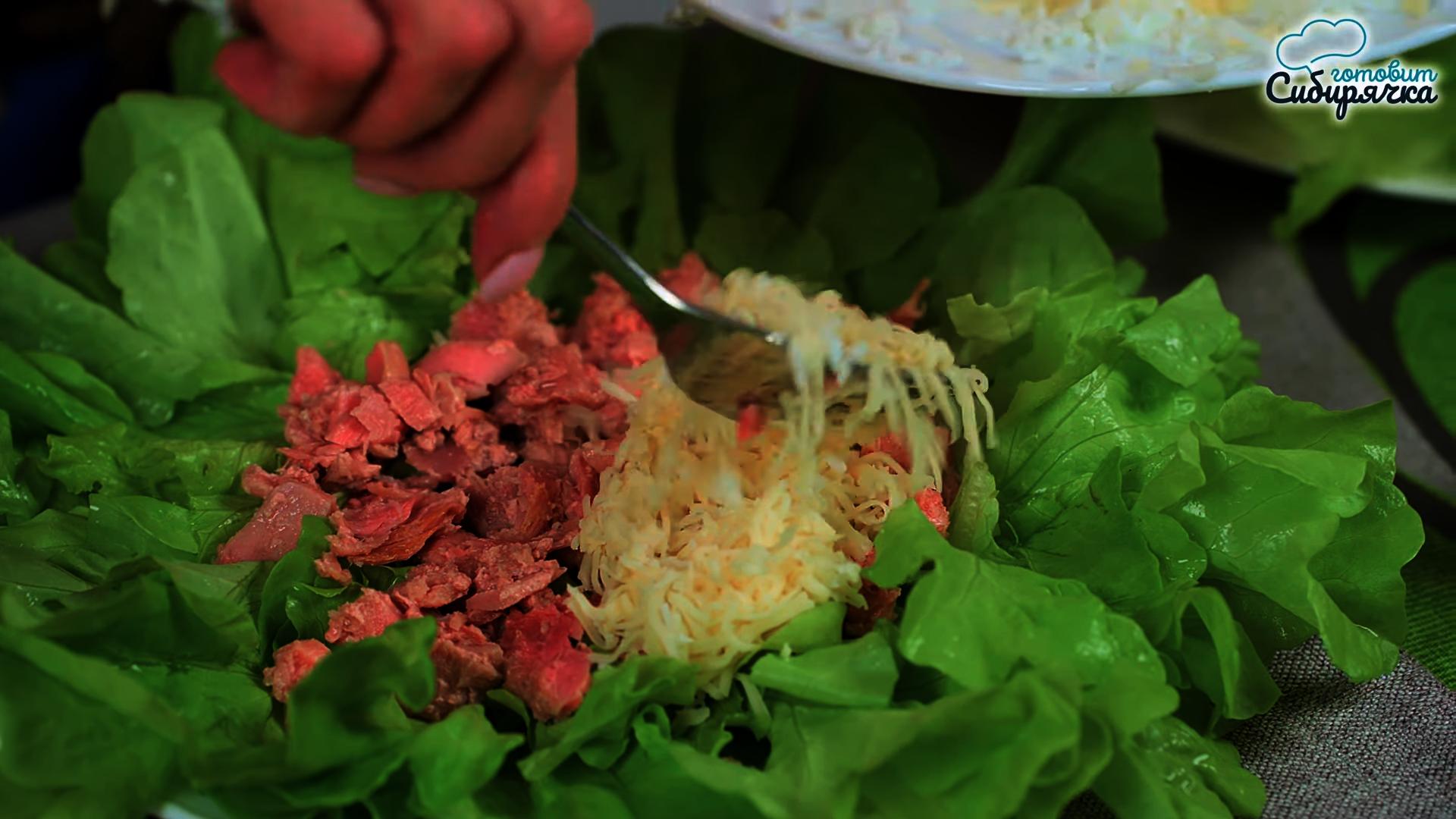 Салат с тунцом и свежими овощами в листьях салата: шаг 4