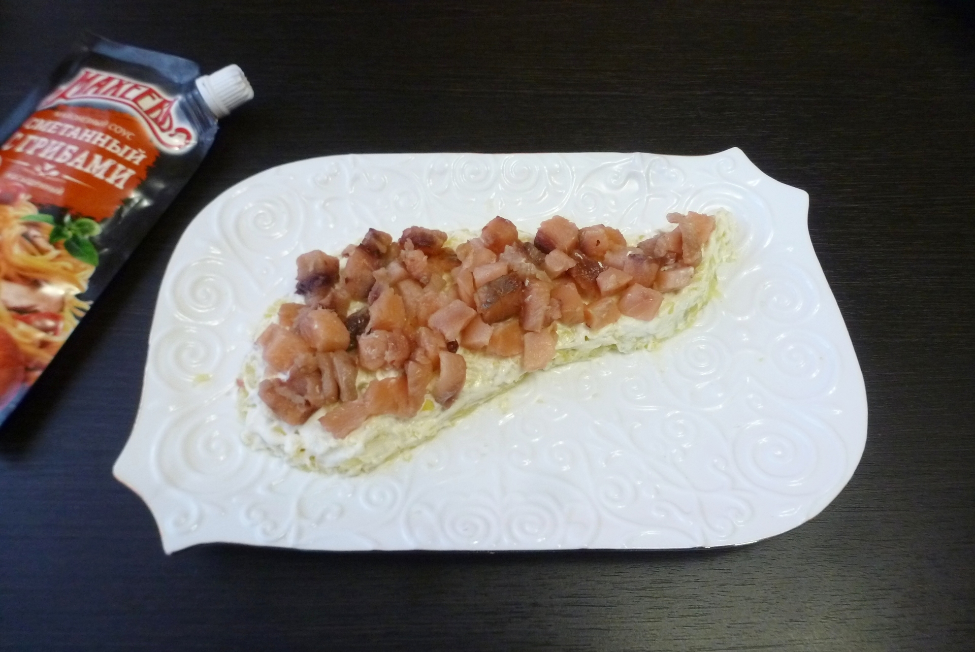 Салат "лисий хвост" с рыбой красной и грибным соусом махеевъ прекрасным: шаг 5