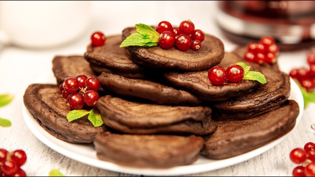 Фото к рецепту: Шоколадные оладьи на кефире