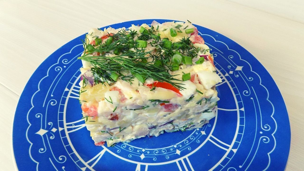 Фото к рецепту: Салат из копченой куриной грудки с сыром