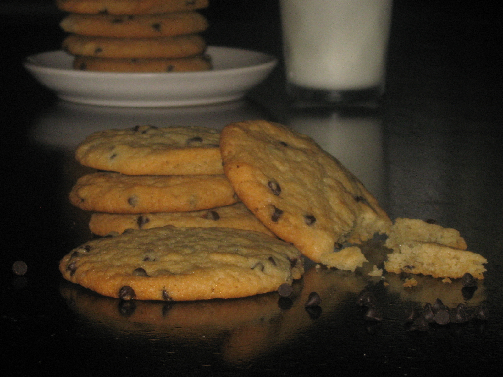 Фото к рецепту: Американское печенье с шоколадными "каплями" (сhocolate chips cookies)