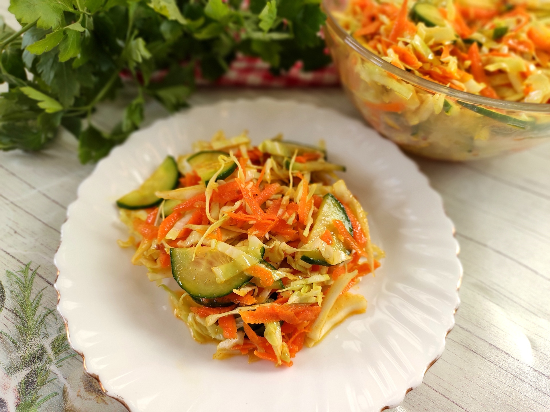 Фото к рецепту: Салат из молодой капусты с морковью и огурцом