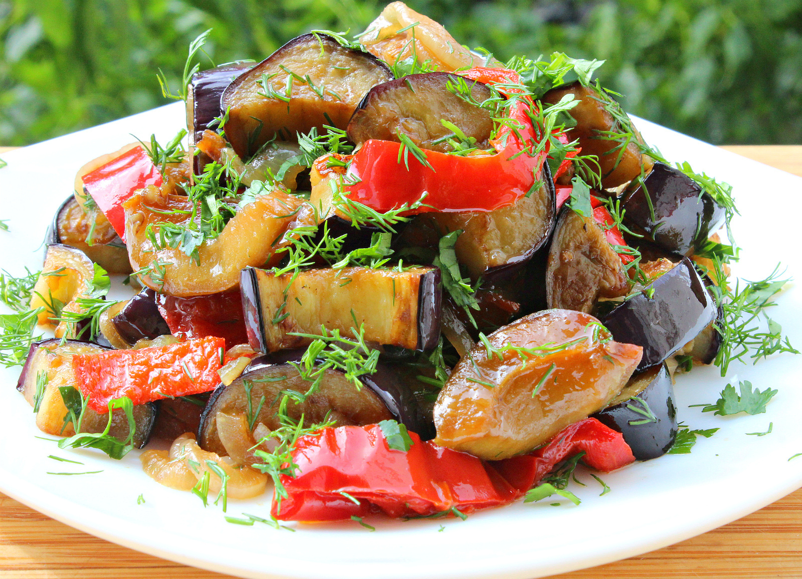 Фото к рецепту: Нескучный салат с баклажанами