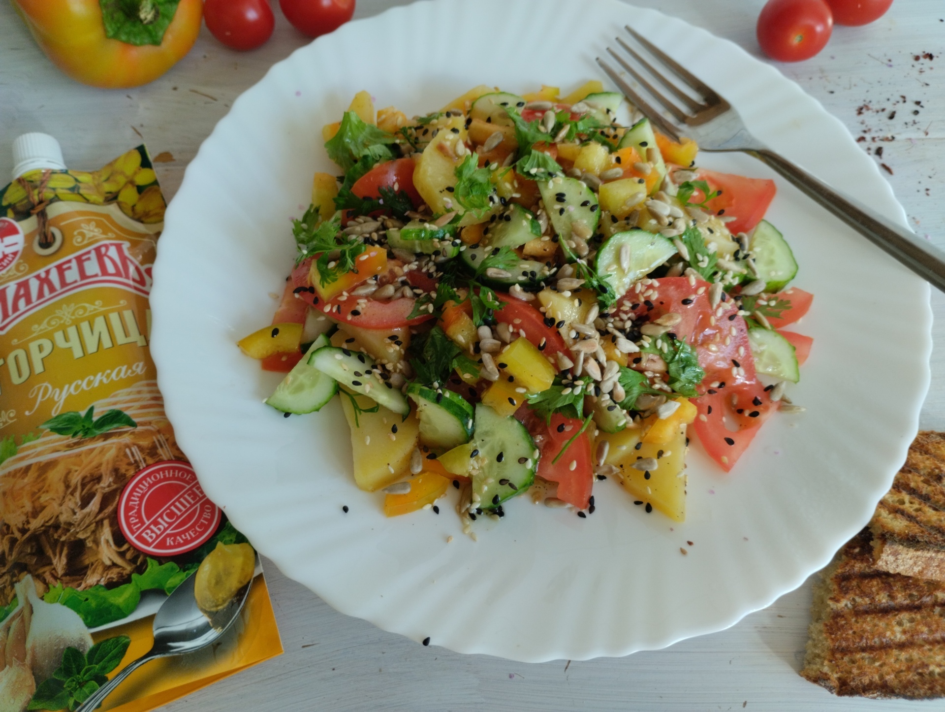 Фото к рецепту: Салат из свежих овощей с медово-горчичной заправкой махеевъ #махеевъ