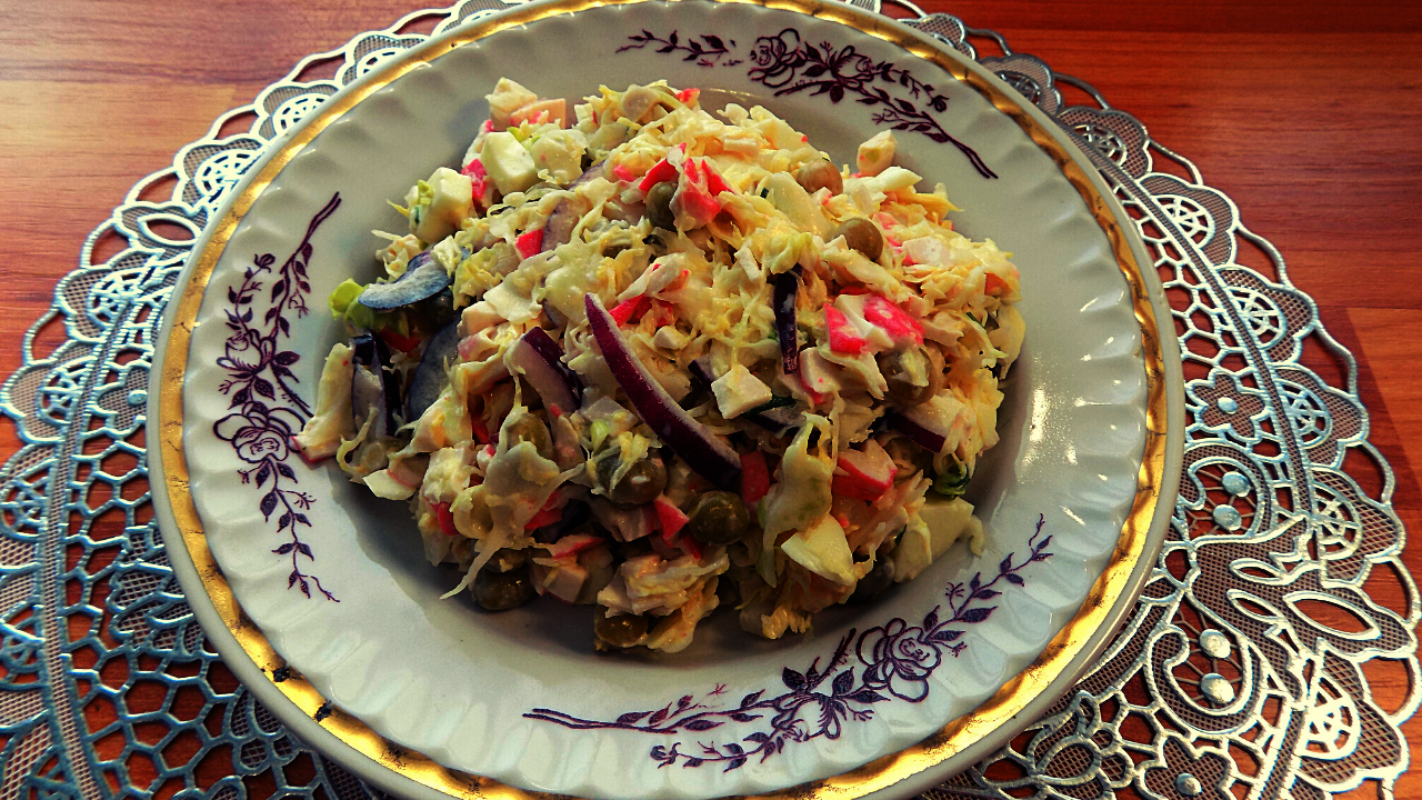 Фото к рецепту: Салат из капусты с крабовыми палочками и яйцом