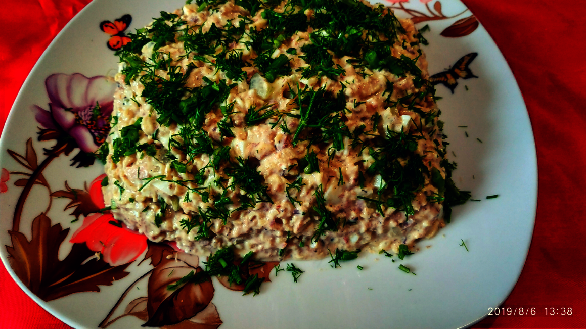 Фото к рецепту: Рыбный салат с лапшой быстрого приготовления