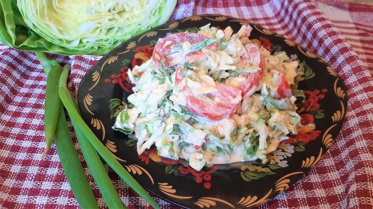 Фото к рецепту: Салат из молодой капусты с помидорами и сыром