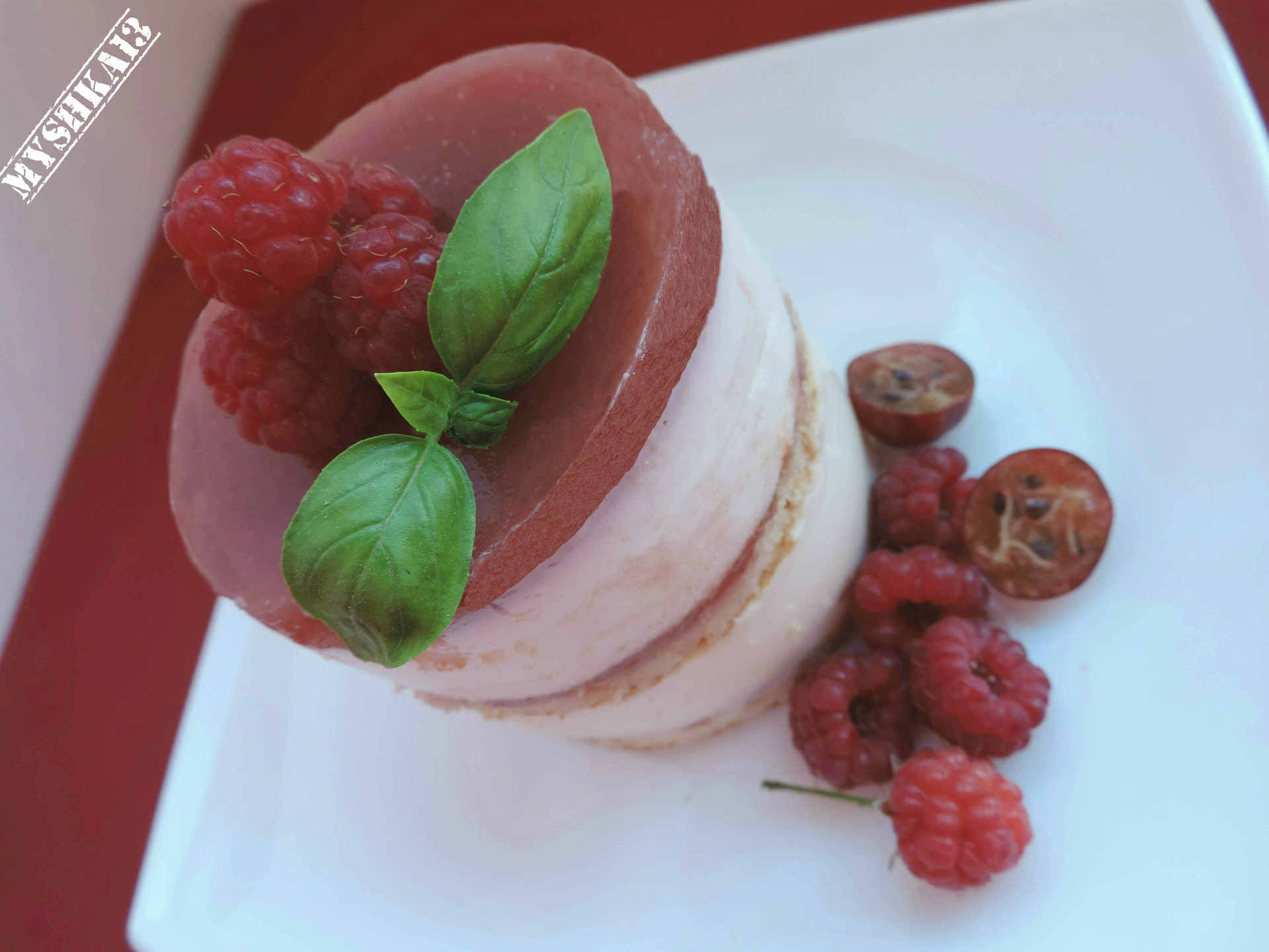 Фото к рецепту: Творожный десерт с земляникой и свежей малиной