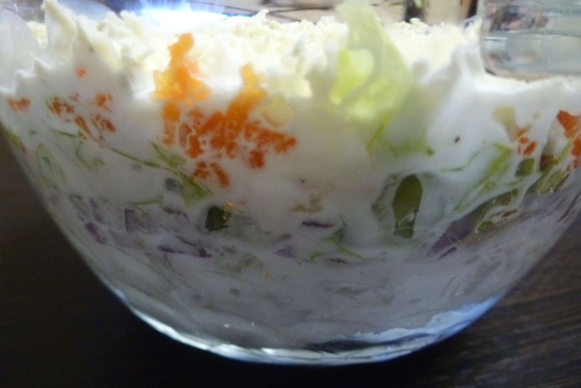 Салат "мимоза" с копченым палтусом, зеленым салатом и майонезом махеевъ: шаг 3
