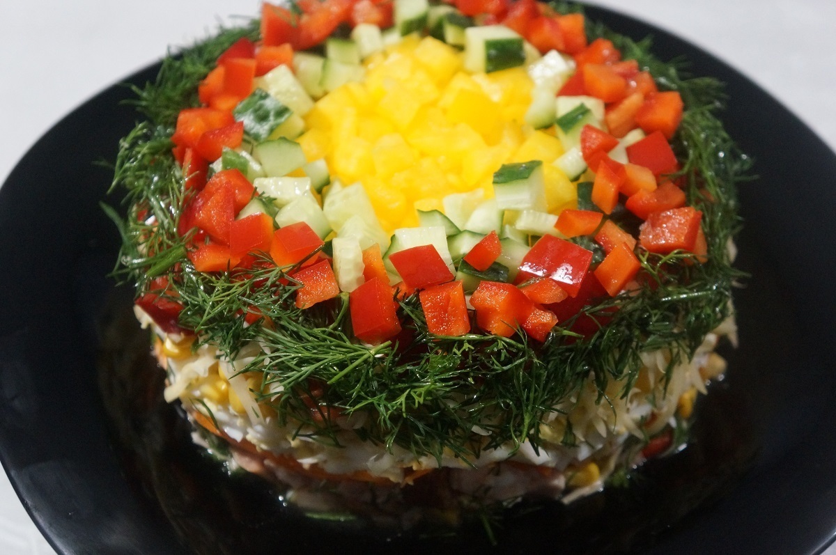 Фото к рецепту: Праздничный салат "акцент"