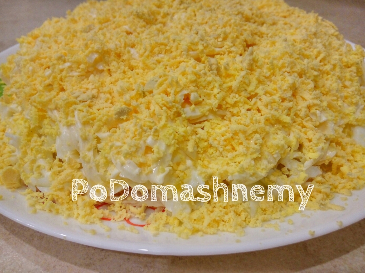 Фото к рецепту: Салат "праздничный" с курицей, яйцами и маринованным луком.