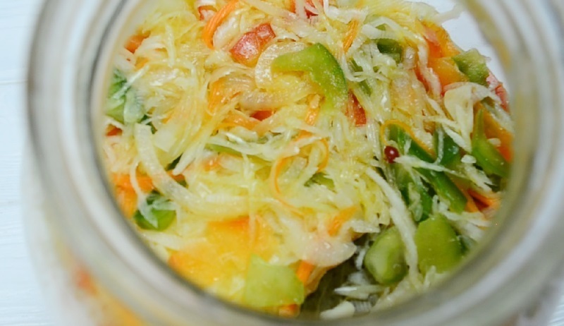 Фото к рецепту: Салат из капусты, маринованной таким способом, что можно есть уже через пару часов